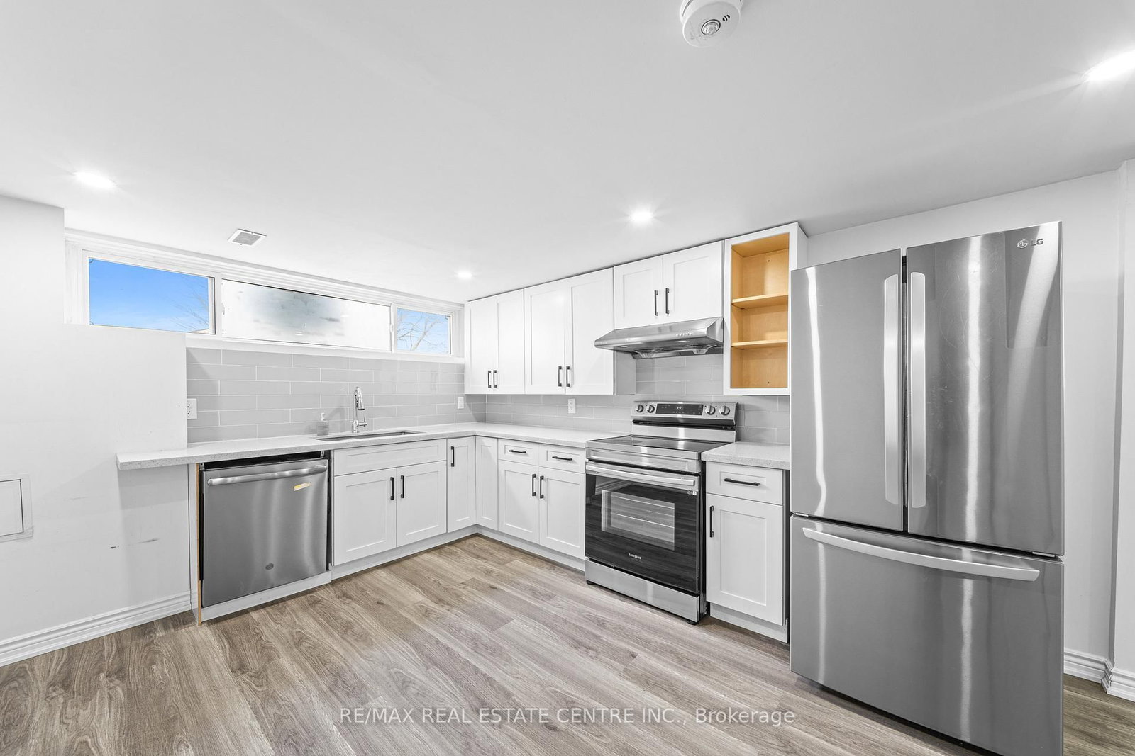 Detached House for sale at 35 Folkestone Avenue, Hamilton, Ontario, L8V 4M9 - Lawfield - MLS: X12996748