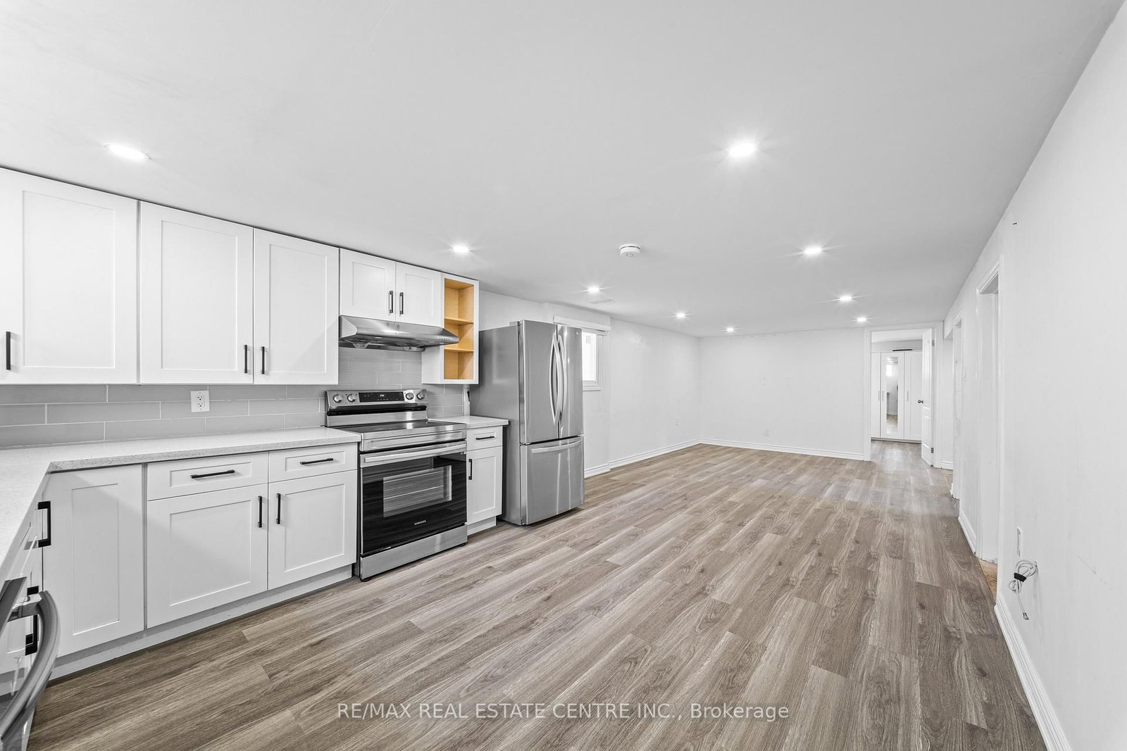 Detached House for sale at 35 Folkestone Avenue, Hamilton, Ontario, L8V 4M9 - Lawfield - MLS: X12996748