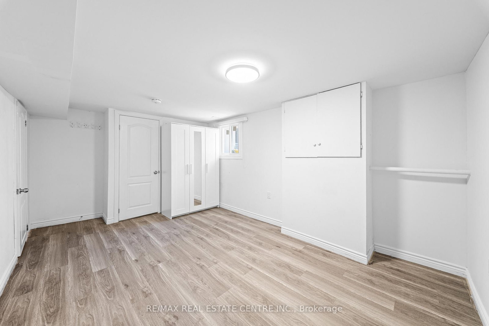 Detached House for sale at 35 Folkestone Avenue, Hamilton, Ontario, L8V 4M9 - Lawfield - MLS: X12996748