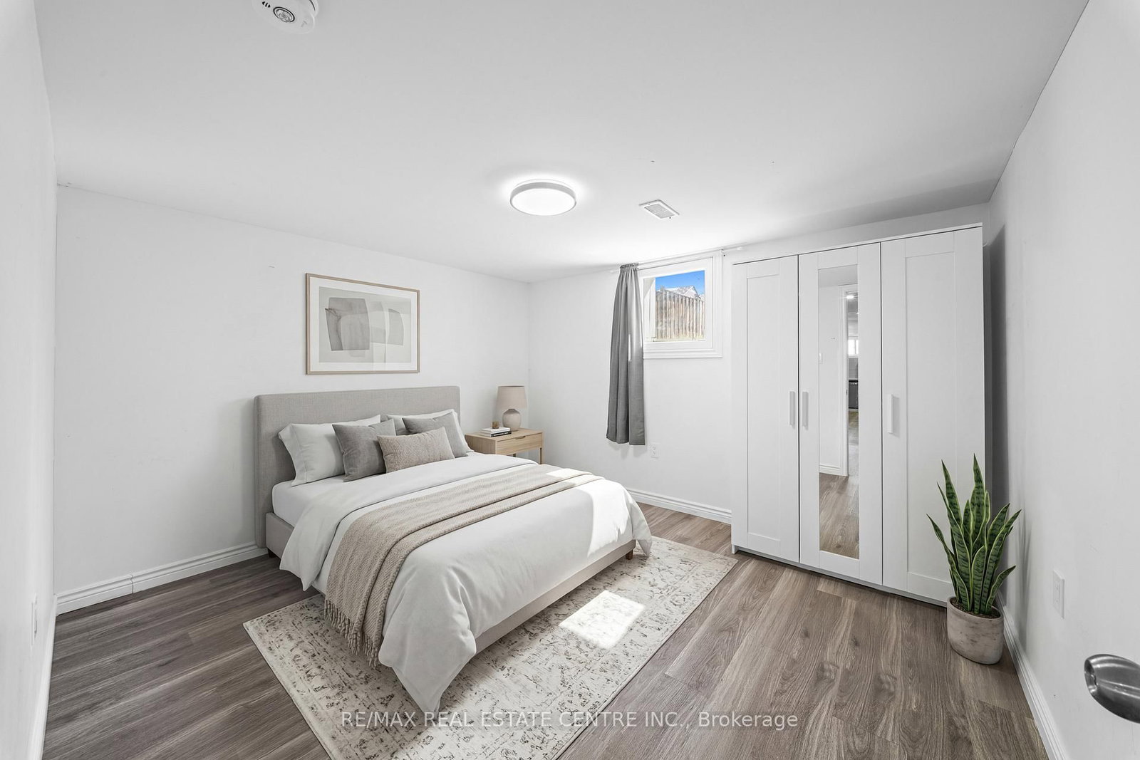 Detached House for sale at 35 Folkestone Avenue, Hamilton, Ontario, L8V 4M9 - Lawfield - MLS: X12996748