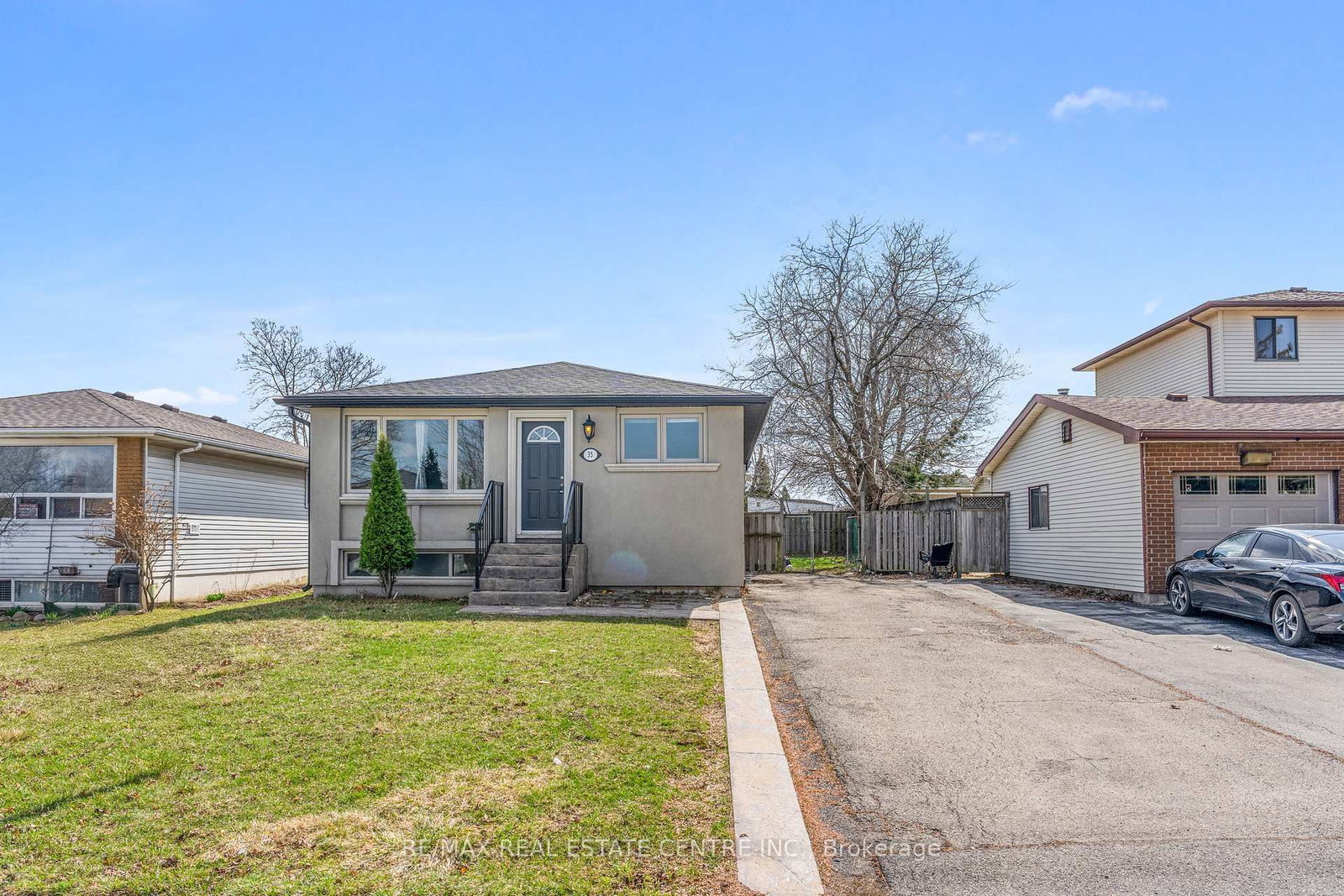 Detached House for sale at 35 Folkestone Avenue, Hamilton, Ontario, L8V 4M9 - Lawfield - MLS: X12996748