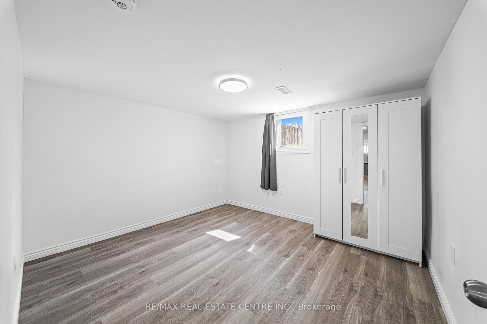 Detached House for sale at 35 Folkestone Avenue, Hamilton, Ontario, L8V 4M9 - Lawfield - MLS: X12996748