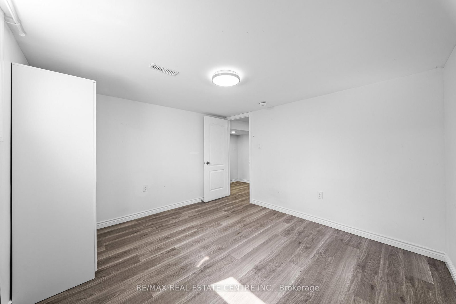 Detached House for sale at 35 Folkestone Avenue, Hamilton, Ontario, L8V 4M9 - Lawfield - MLS: X12996748