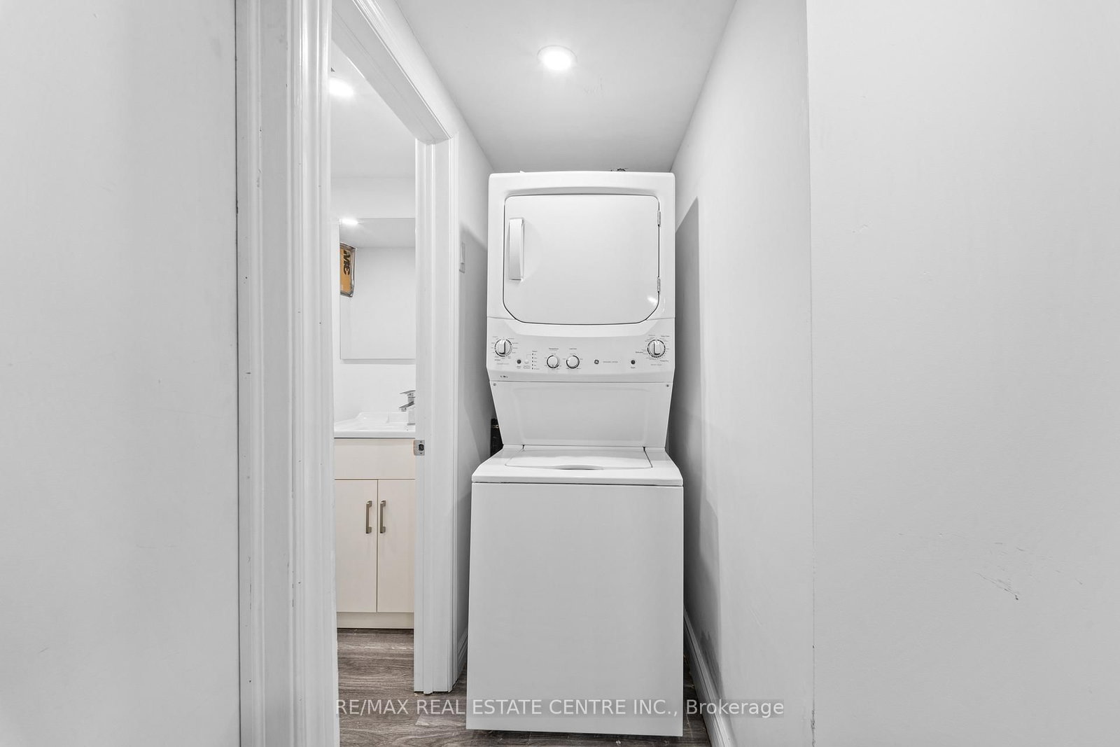 Detached House for sale at 35 Folkestone Avenue, Hamilton, Ontario, L8V 4M9 - Lawfield - MLS: X12996748