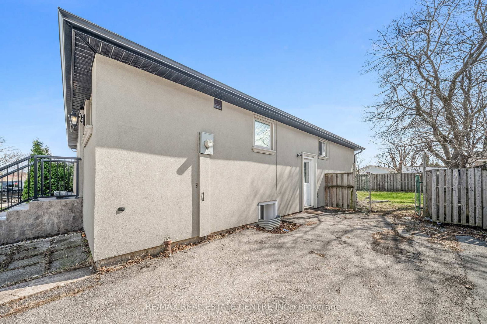 Detached House for sale at 35 Folkestone Avenue, Hamilton, Ontario, L8V 4M9 - Lawfield - MLS: X12996748