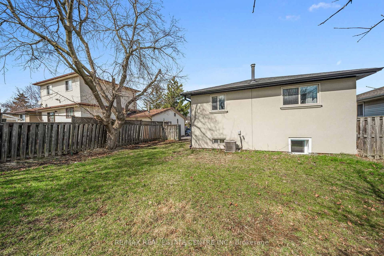 Detached House for sale at 35 Folkestone Avenue, Hamilton, Ontario, L8V 4M9 - Lawfield - MLS: X12996748