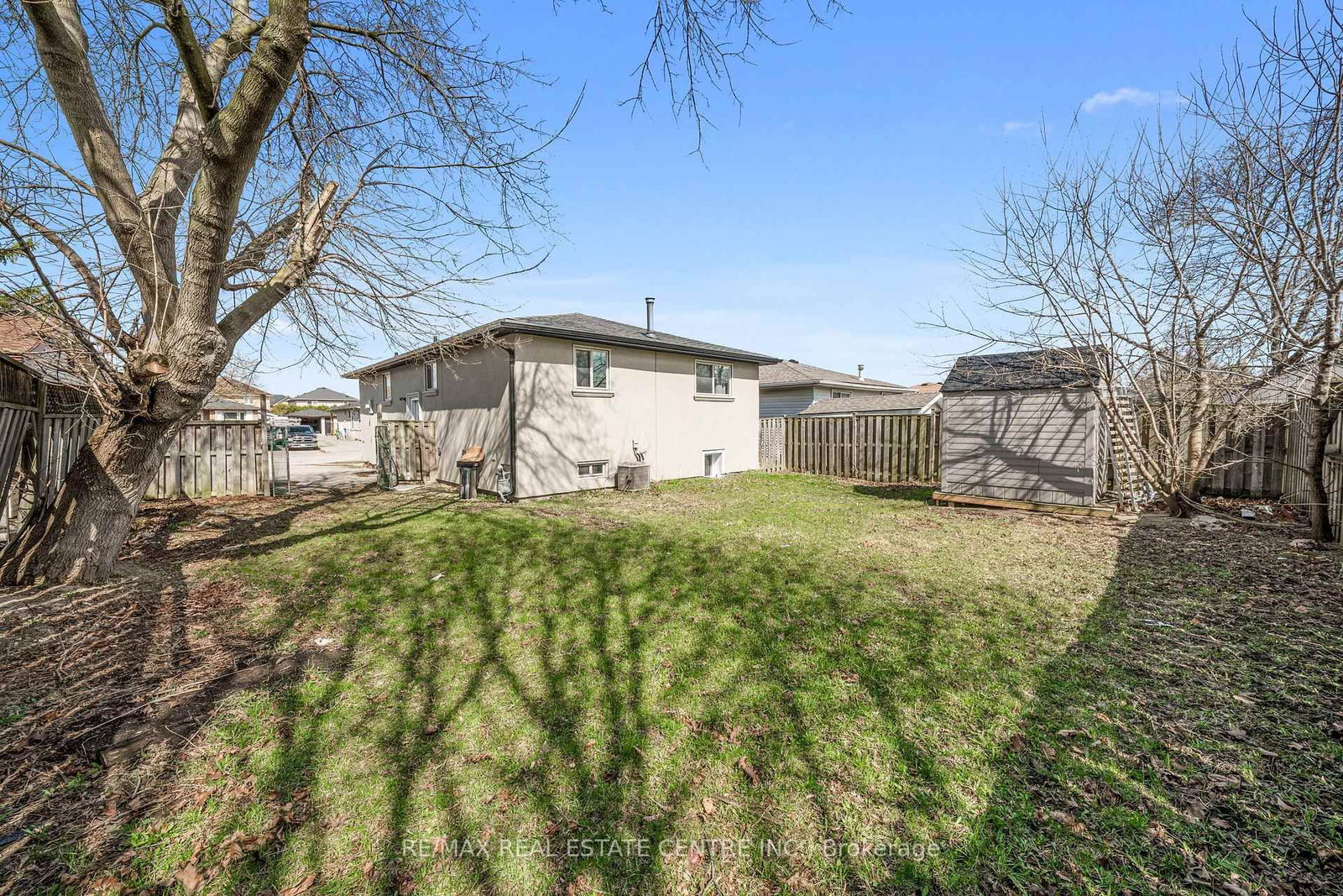 Detached House for sale at 35 Folkestone Avenue, Hamilton, Ontario, L8V 4M9 - Lawfield - MLS: X12996748