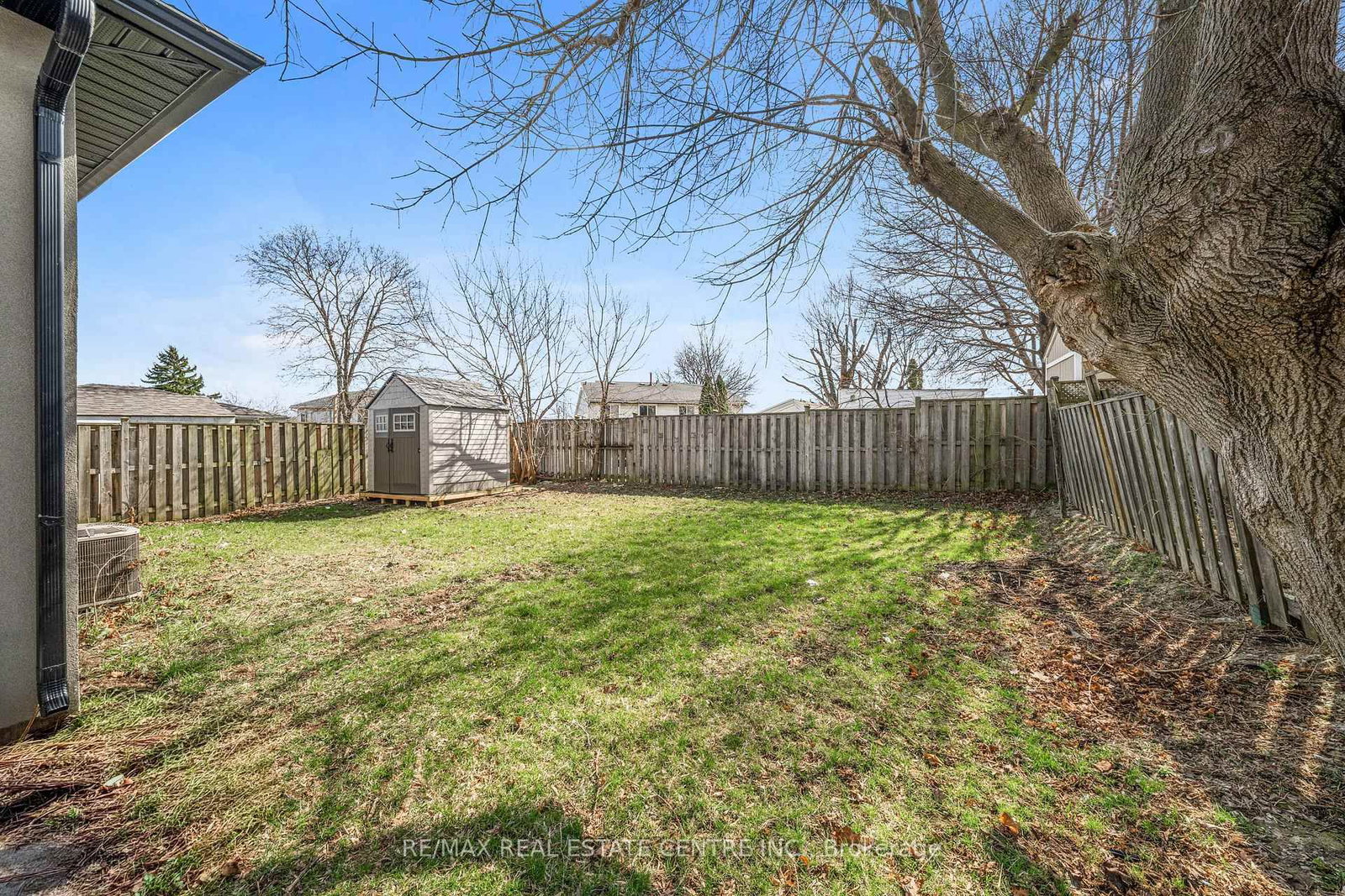 Detached House for sale at 35 Folkestone Avenue, Hamilton, Ontario, L8V 4M9 - Lawfield - MLS: X12996748