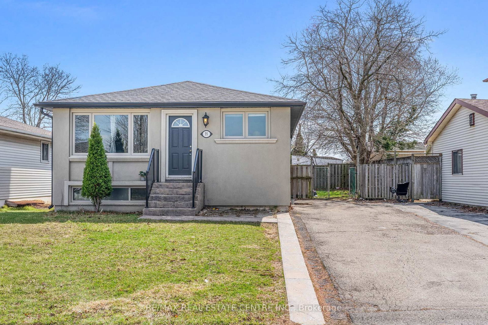 Detached House for sale at 35 Folkestone Avenue, Hamilton, Ontario, L8V 4M9 - Lawfield - MLS: X12996748