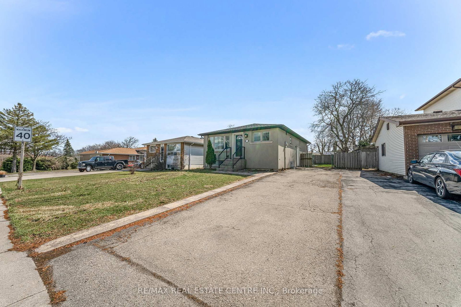 Detached House for sale at 35 Folkestone Avenue, Hamilton, Ontario, L8V 4M9 - Lawfield - MLS: X12996748