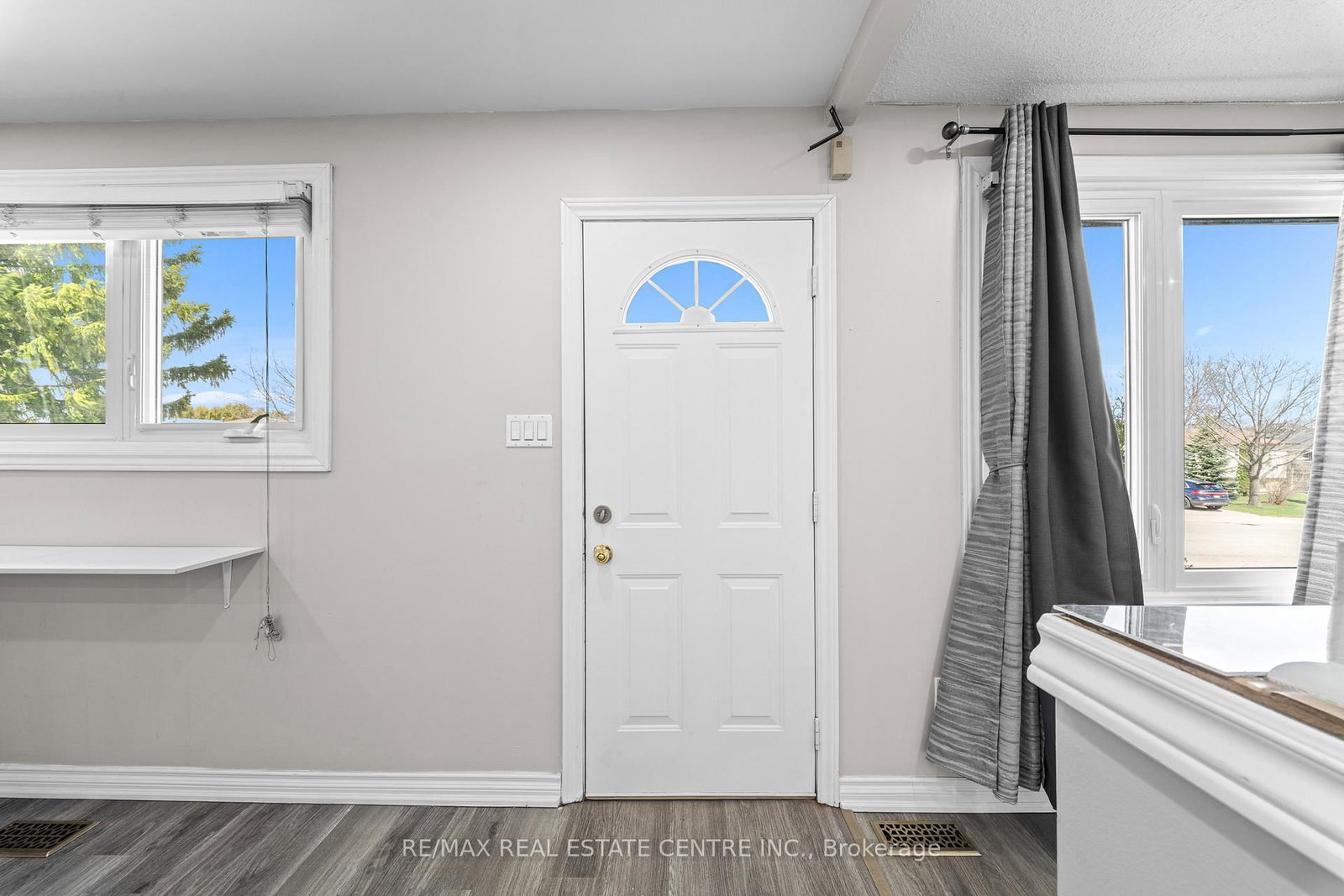 Detached House for sale at 35 Folkestone Avenue, Hamilton, Ontario, L8V 4M9 - Lawfield - MLS: X12996748