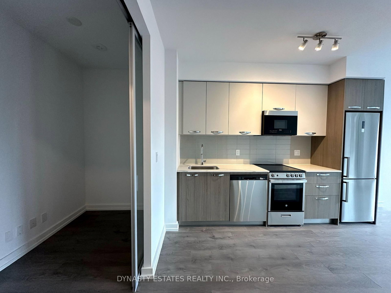 75 James Street S, Unit 411 - Photo 6