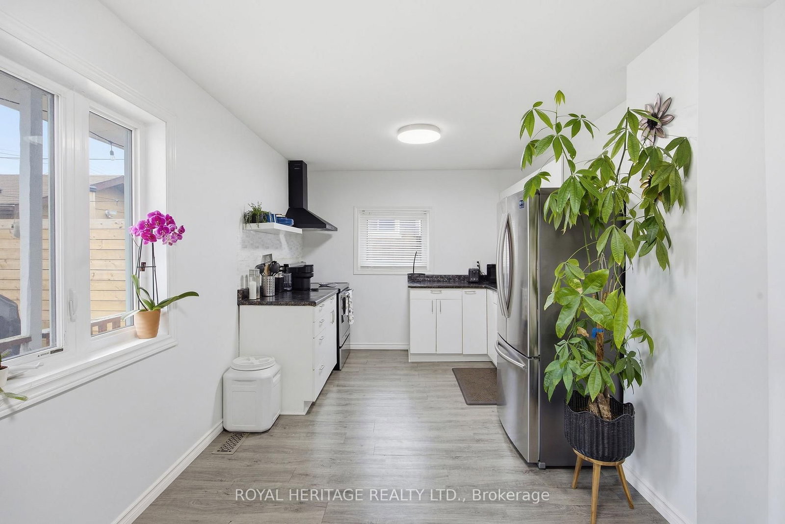 Detached House for sale at 395 Edison Avenue, Peterborough, Ontario, K9J 4G4 - Otonabee Ward 1 - MLS: X12997248