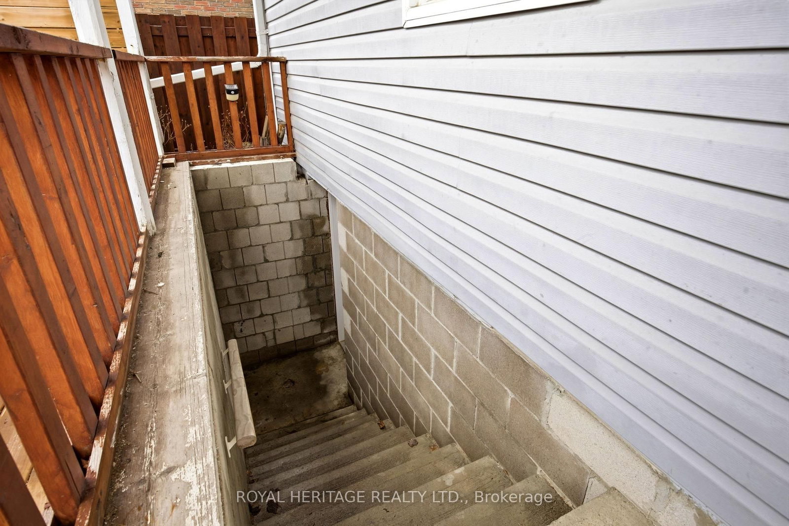 Detached House for sale at 395 Edison Avenue, Peterborough, Ontario, K9J 4G4 - Otonabee Ward 1 - MLS: X12997248