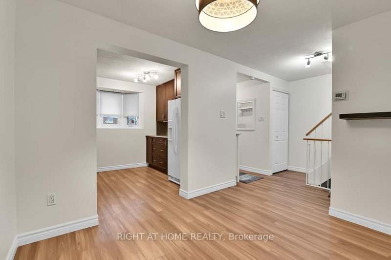 E - 1700 Lamoureux Dr, Orleans, K1E 2N2 | Image 3