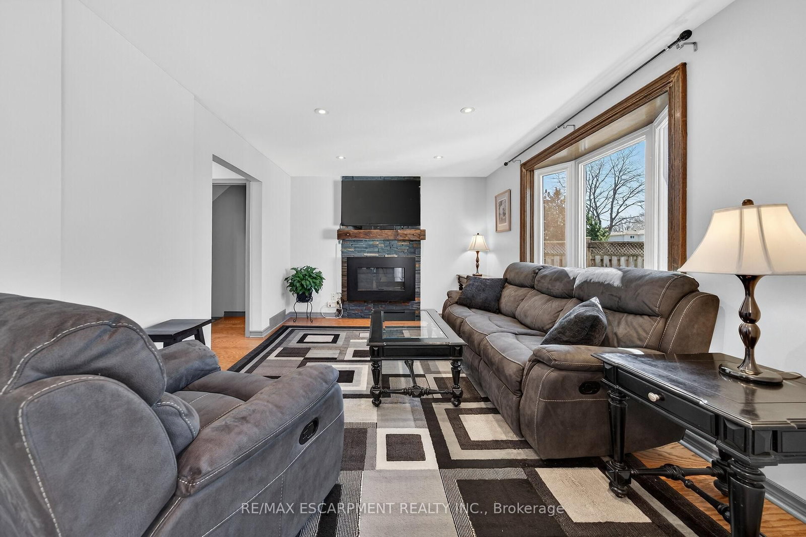 Detached House for sale at 211 Birchcliffe Crescent, Hamilton, Ontario, L8T 4L1 - Berrisfield - MLS: X12997684