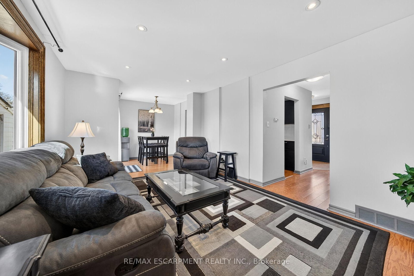 Detached House for sale at 211 Birchcliffe Crescent, Hamilton, Ontario, L8T 4L1 - Berrisfield - MLS: X12997684