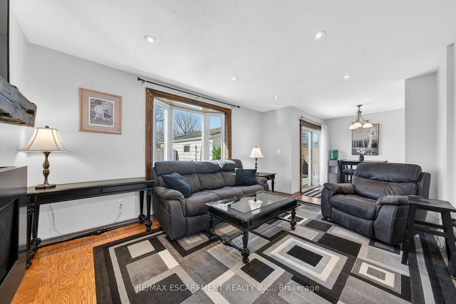 Detached House for sale at 211 Birchcliffe Crescent, Hamilton, Ontario, L8T 4L1 - Berrisfield - MLS: X12997684