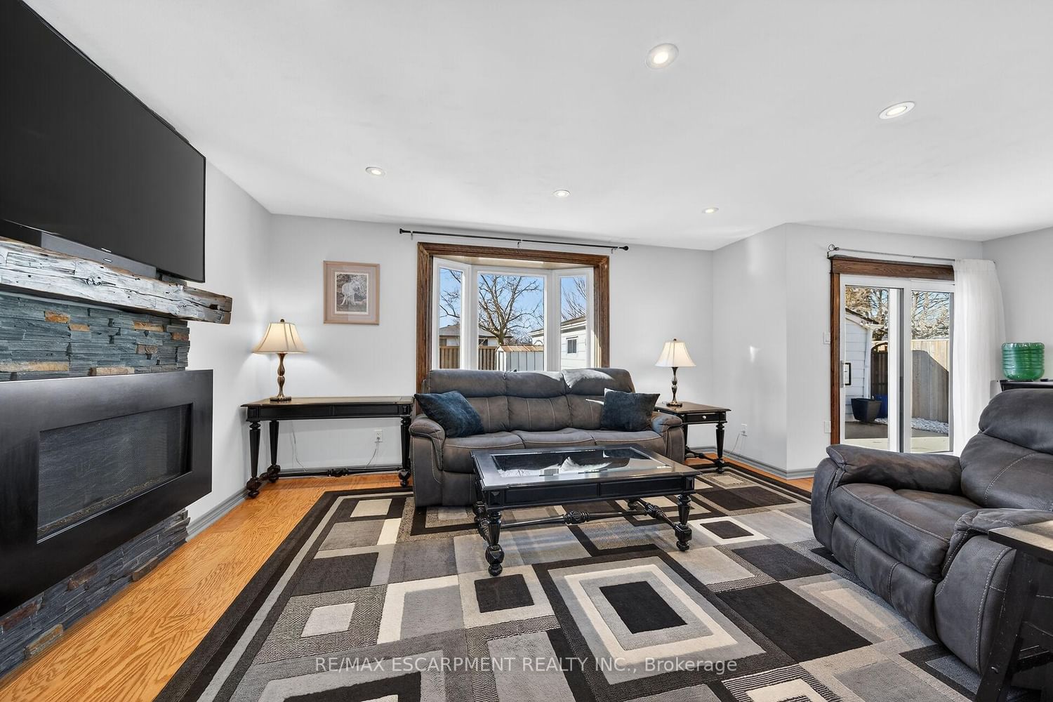 Detached House for sale at 211 Birchcliffe Crescent, Hamilton, Ontario, L8T 4L1 - Berrisfield - MLS: X12997684