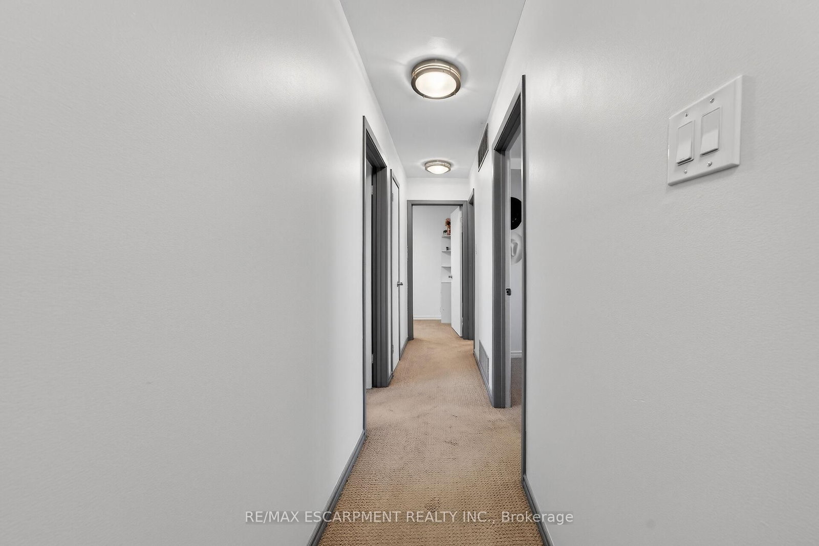 Detached House for sale at 211 Birchcliffe Crescent, Hamilton, Ontario, L8T 4L1 - Berrisfield - MLS: X12997684