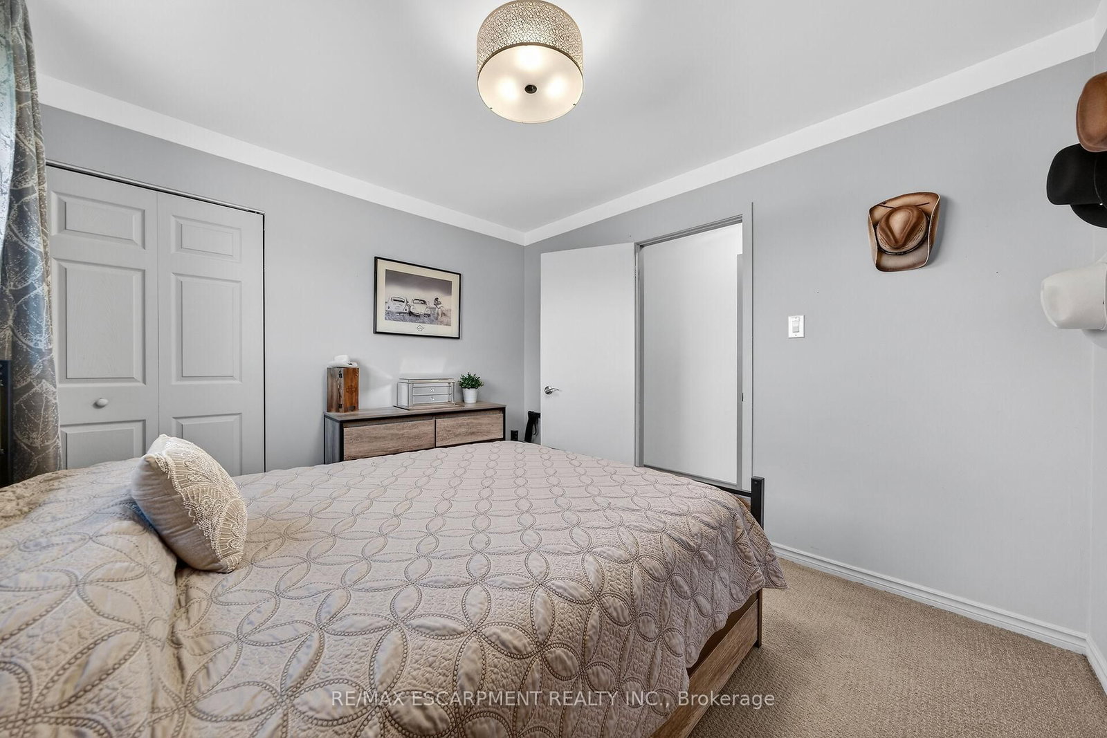 Detached House for sale at 211 Birchcliffe Crescent, Hamilton, Ontario, L8T 4L1 - Berrisfield - MLS: X12997684