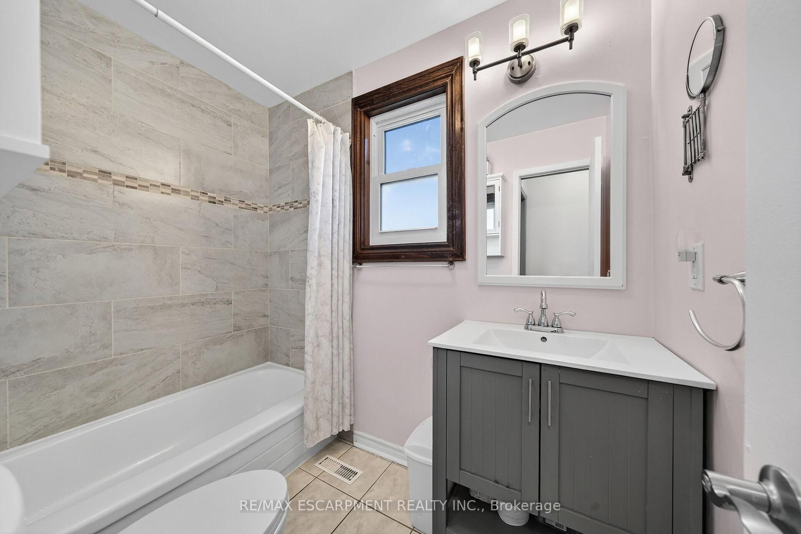 Detached House for sale at 211 Birchcliffe Crescent, Hamilton, Ontario, L8T 4L1 - Berrisfield - MLS: X12997684