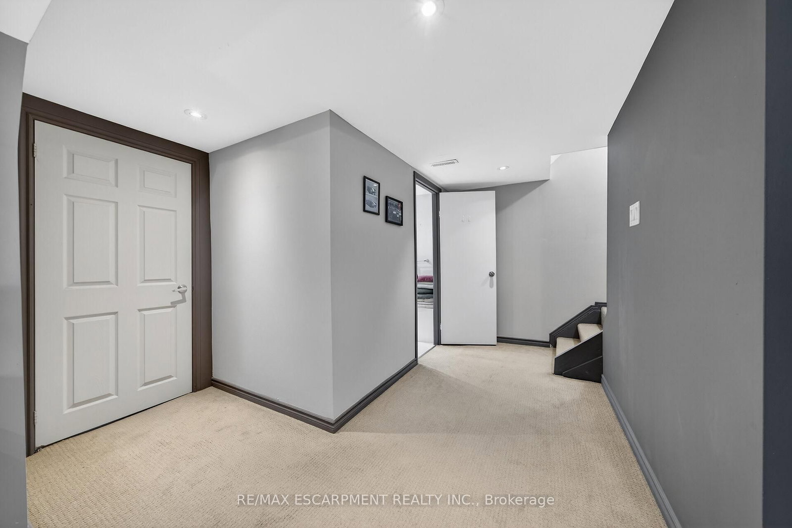 Detached House for sale at 211 Birchcliffe Crescent, Hamilton, Ontario, L8T 4L1 - Berrisfield - MLS: X12997684