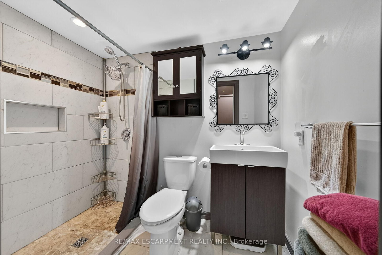 Detached House for sale at 211 Birchcliffe Crescent, Hamilton, Ontario, L8T 4L1 - Berrisfield - MLS: X12997684