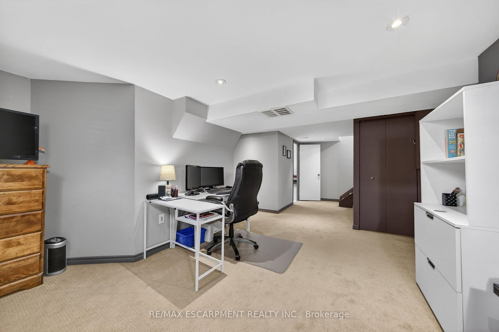 Detached House for sale at 211 Birchcliffe Crescent, Hamilton, Ontario, L8T 4L1 - Berrisfield - MLS: X12997684