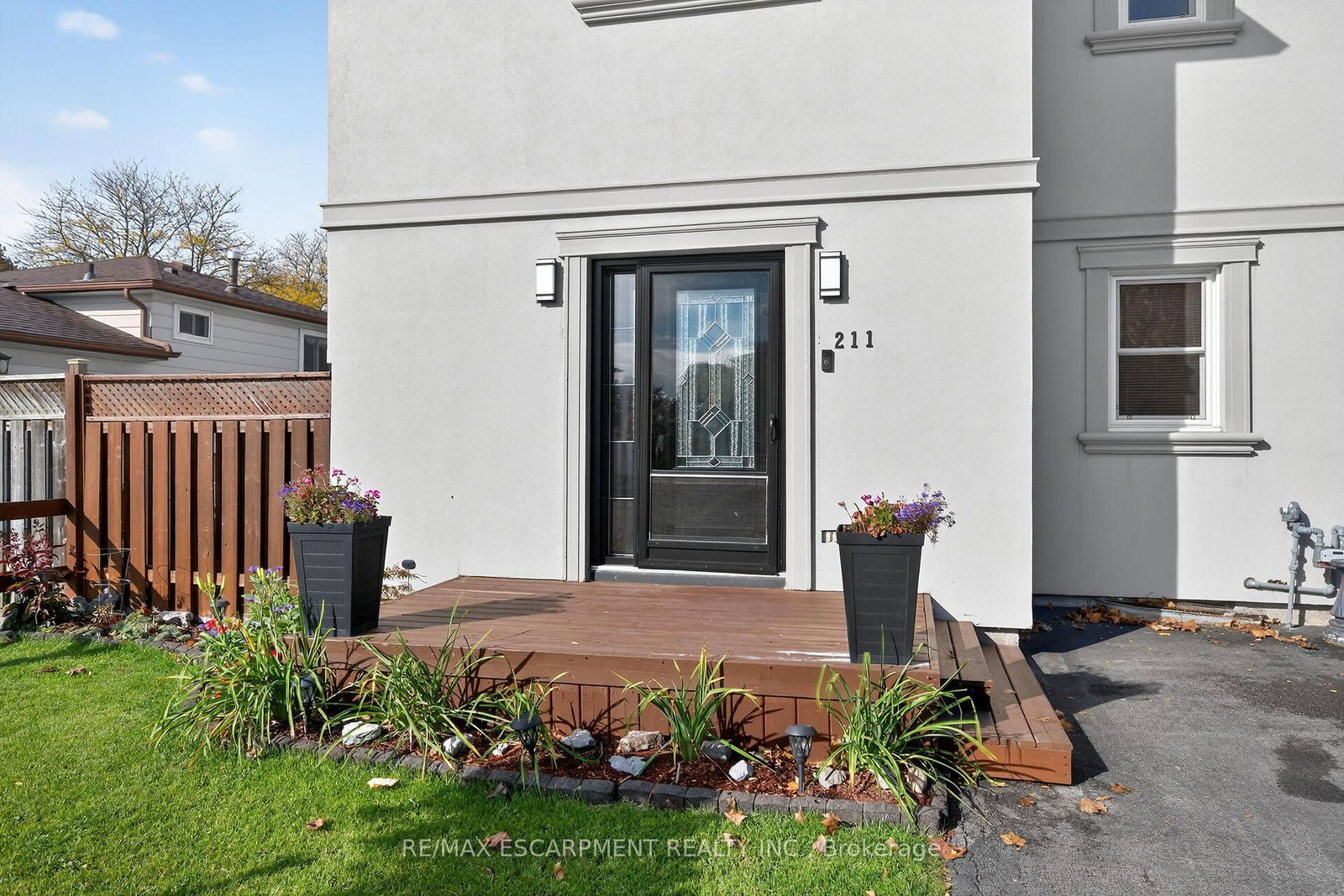 Detached House for sale at 211 Birchcliffe Crescent, Hamilton, Ontario, L8T 4L1 - Berrisfield - MLS: X12997684