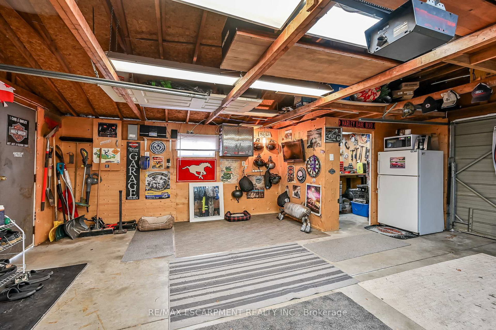 Detached House for sale at 211 Birchcliffe Crescent, Hamilton, Ontario, L8T 4L1 - Berrisfield - MLS: X12997684