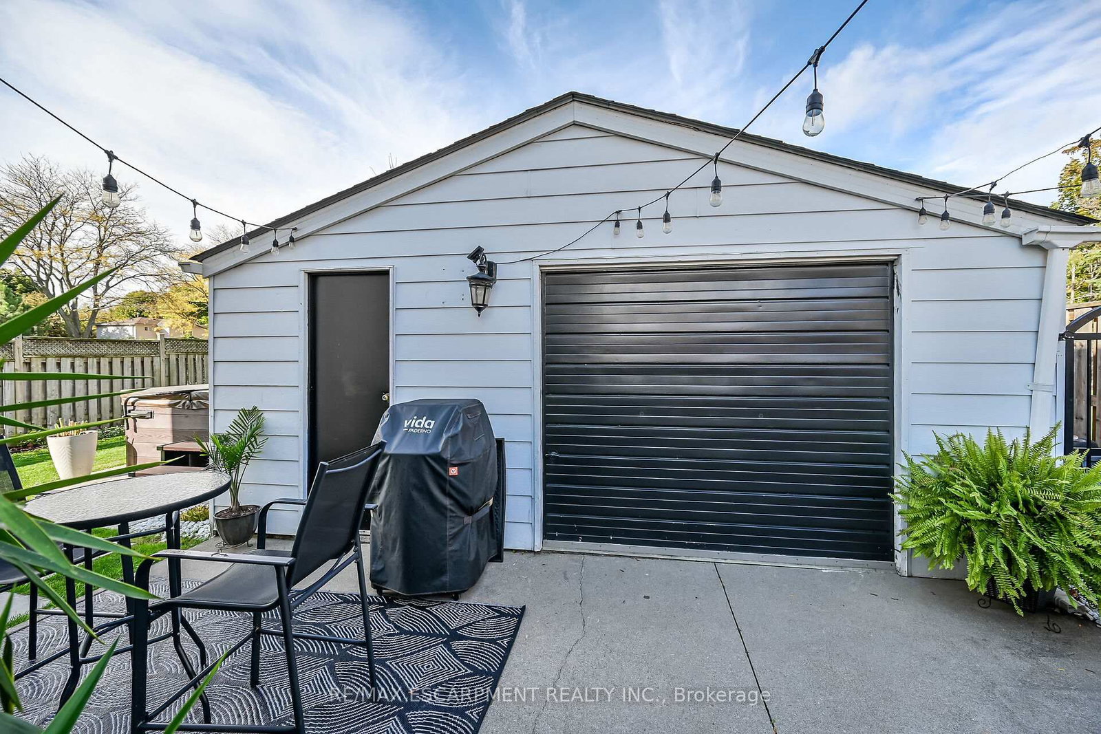 Detached House for sale at 211 Birchcliffe Crescent, Hamilton, Ontario, L8T 4L1 - Berrisfield - MLS: X12997684