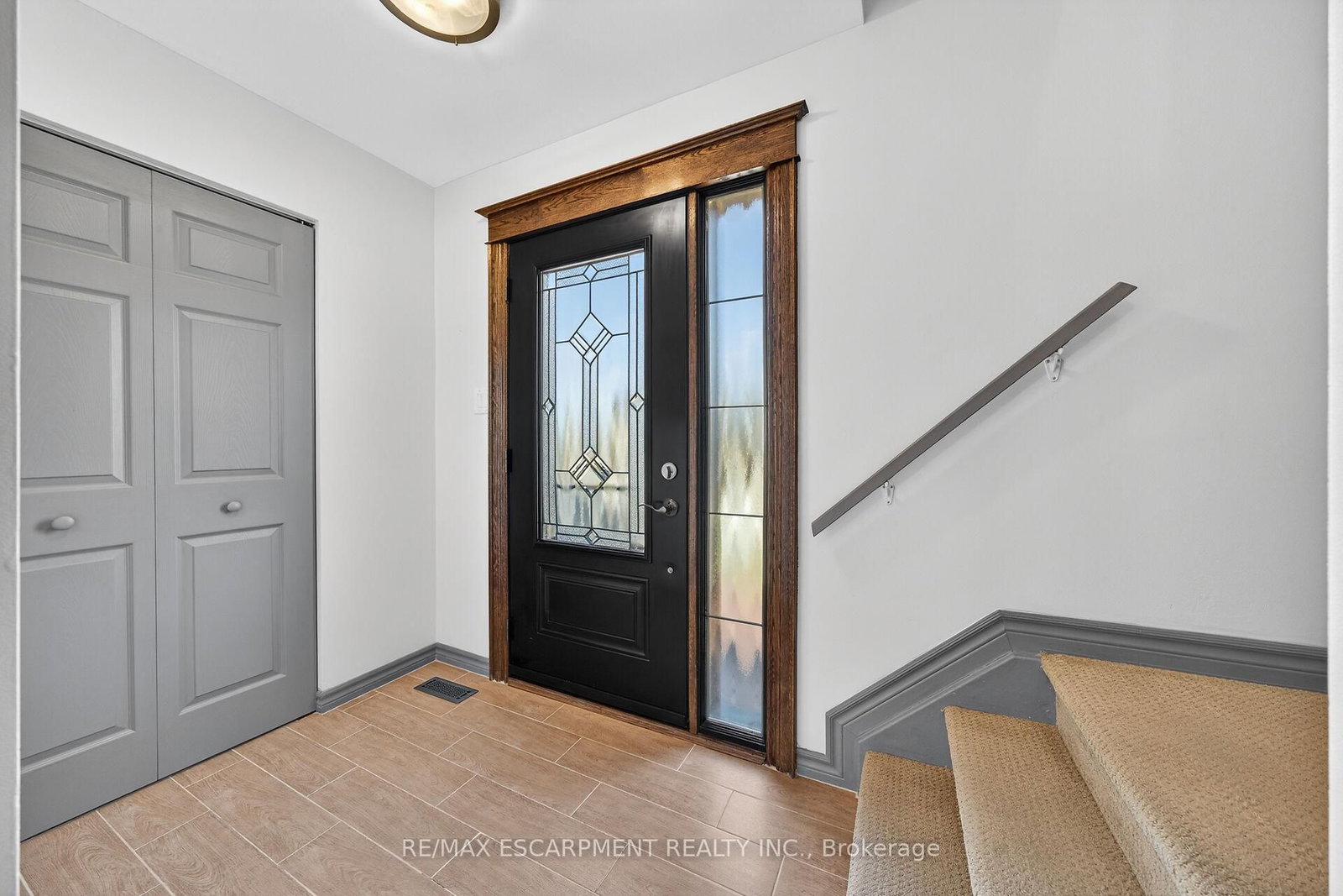 Detached House for sale at 211 Birchcliffe Crescent, Hamilton, Ontario, L8T 4L1 - Berrisfield - MLS: X12997684