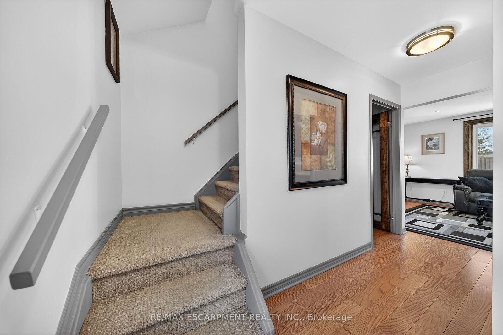 Detached House for sale at 211 Birchcliffe Crescent, Hamilton, Ontario, L8T 4L1 - Berrisfield - MLS: X12997684