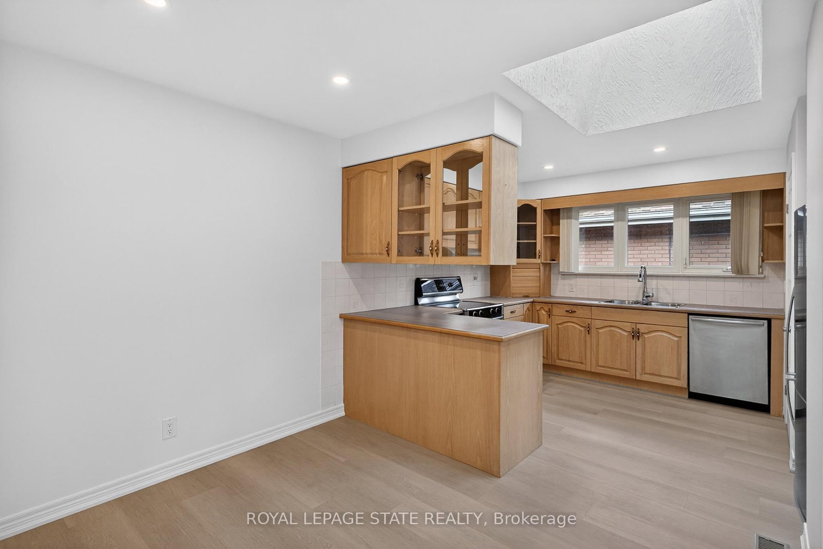 Detached House for sale at 188 Tuxedo Avenue, Hamilton, Ontario, L8K 2S4 - Delta - MLS: X12997900