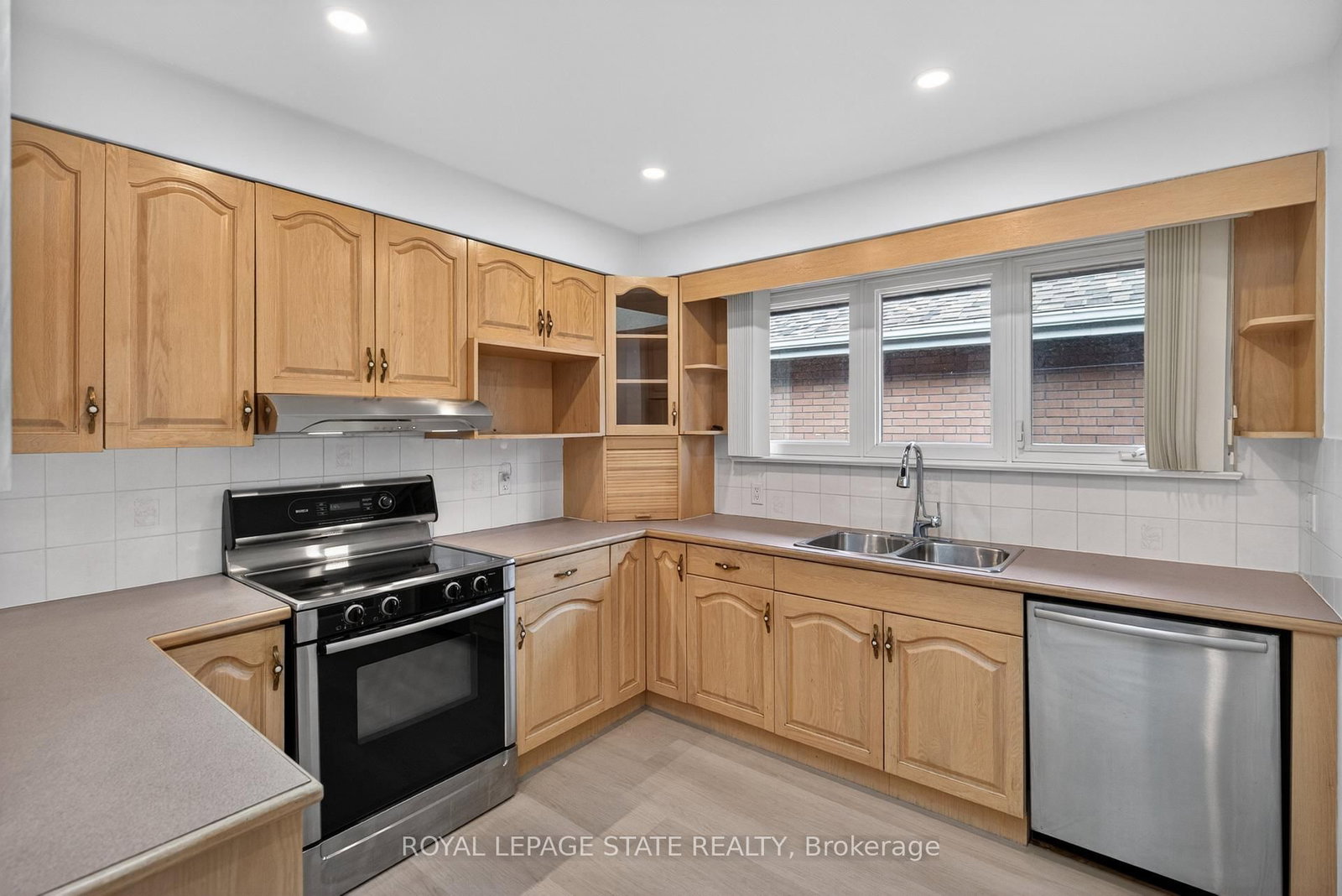 Detached House for sale at 188 Tuxedo Avenue, Hamilton, Ontario, L8K 2S4 - Delta - MLS: X12997900