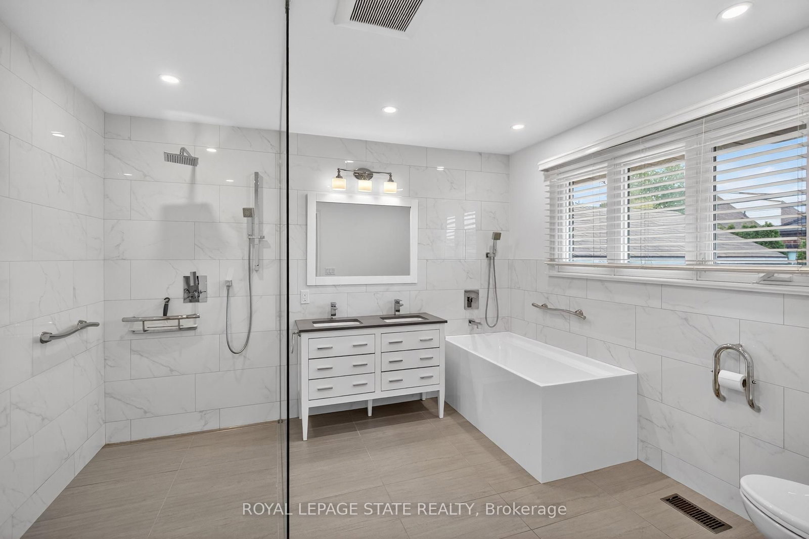 Detached House for sale at 188 Tuxedo Avenue, Hamilton, Ontario, L8K 2S4 - Delta - MLS: X12997900