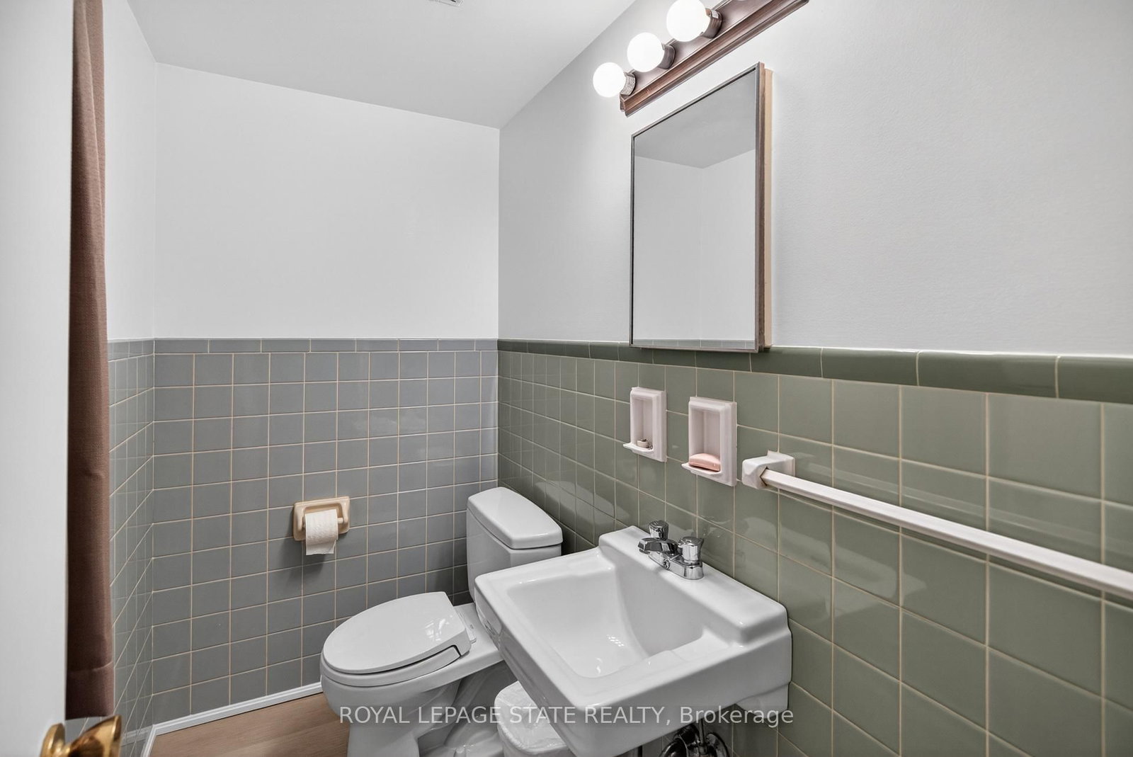 Detached House for sale at 188 Tuxedo Avenue, Hamilton, Ontario, L8K 2S4 - Delta - MLS: X12997900