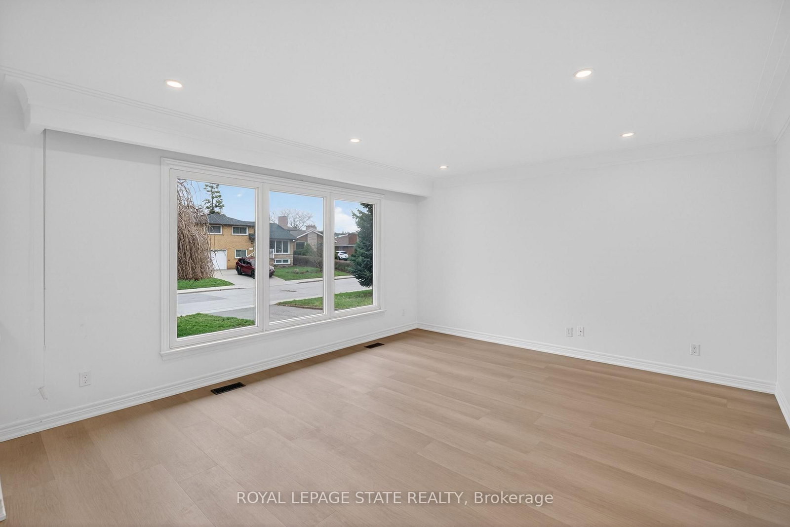 Detached House for sale at 188 Tuxedo Avenue, Hamilton, Ontario, L8K 2S4 - Delta - MLS: X12997900