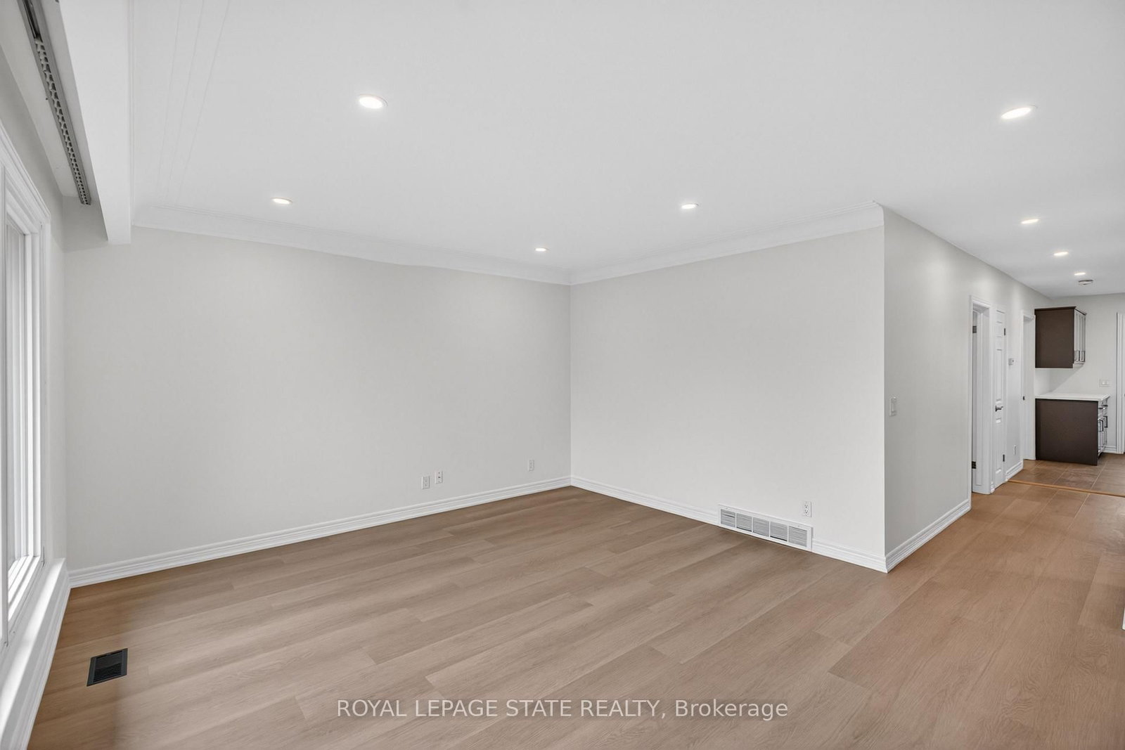 Detached House for sale at 188 Tuxedo Avenue, Hamilton, Ontario, L8K 2S4 - Delta - MLS: X12997900