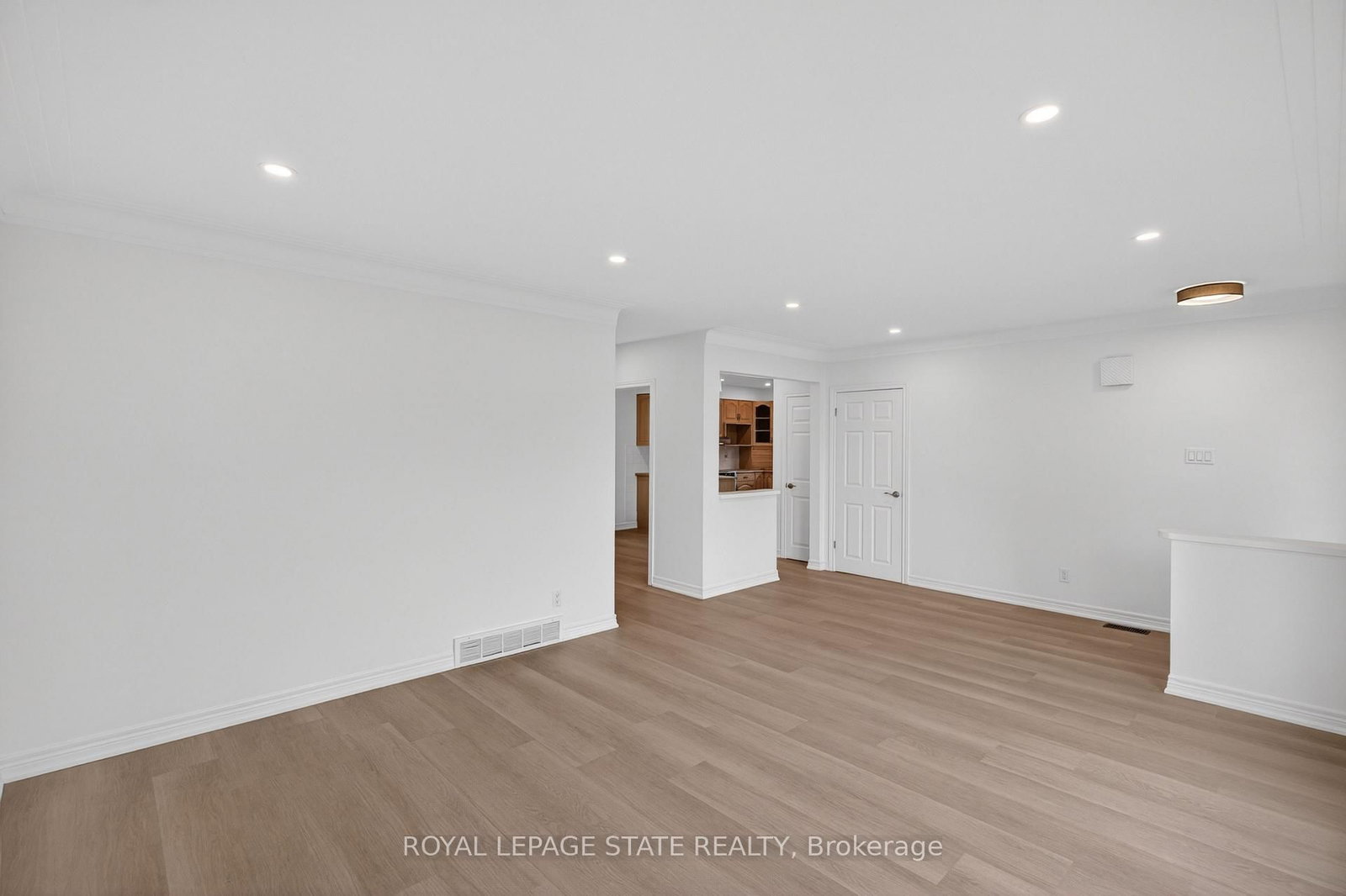 Detached House for sale at 188 Tuxedo Avenue, Hamilton, Ontario, L8K 2S4 - Delta - MLS: X12997900