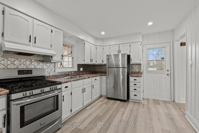 Semi-Detached House leased at Lower-15 MCCORMICK Street, Welland, Ontario, L3C 4L8 - Prince Charles - MLS: X12998052