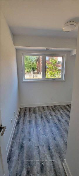 202 - 6065 Mcleod Rd, Niagara Falls, L2G 0Z7 | Image 2