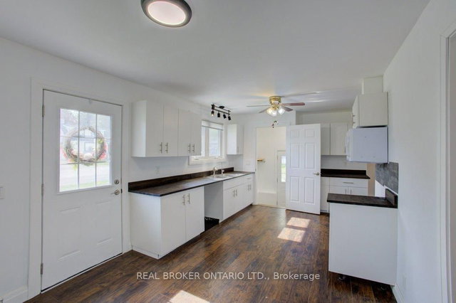 387 Countess Street S