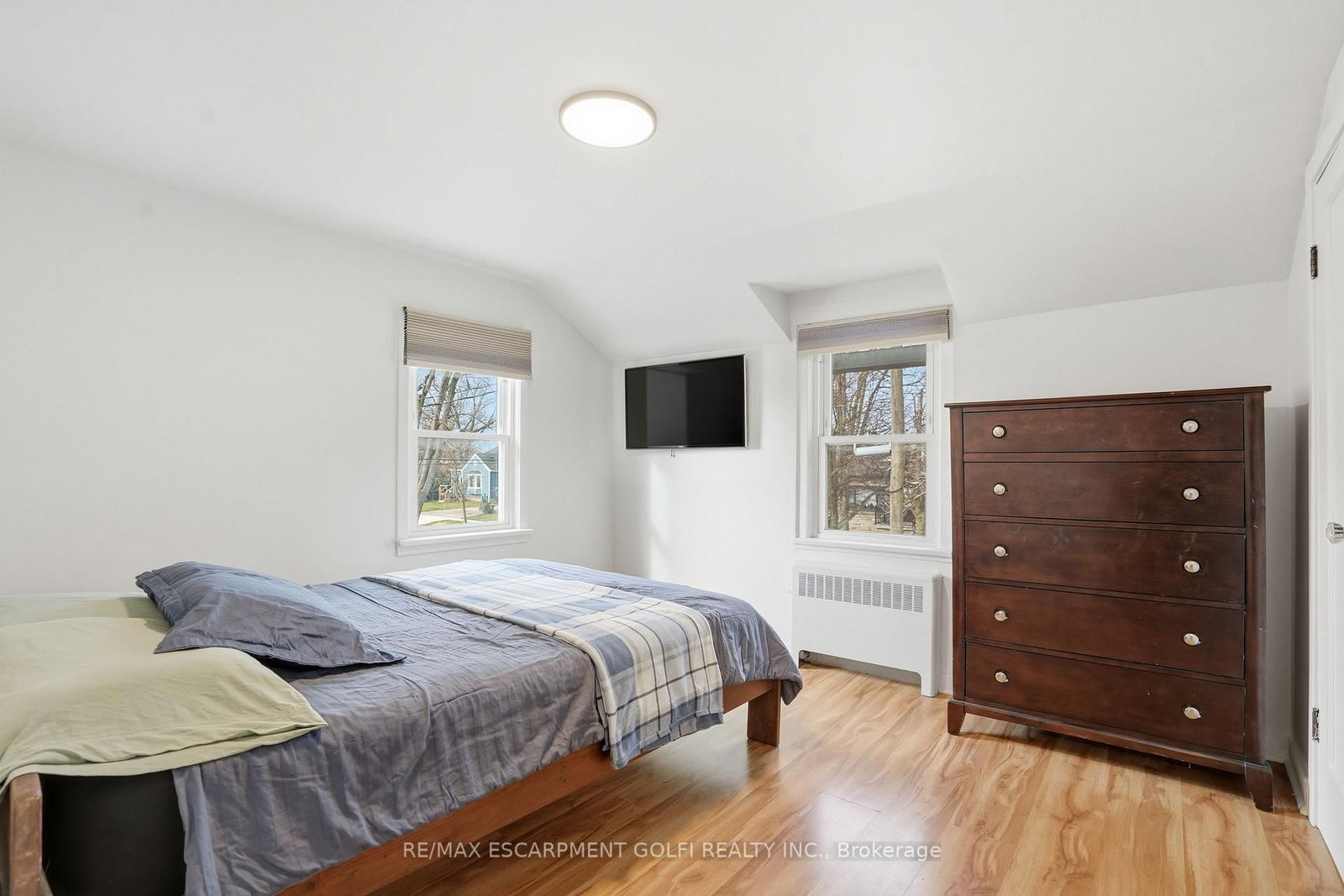 Detached House for sale at 30 Harold Avenue, Welland, Ontario, L3B 1J5 - Welland Downtown - MLS: X12998340