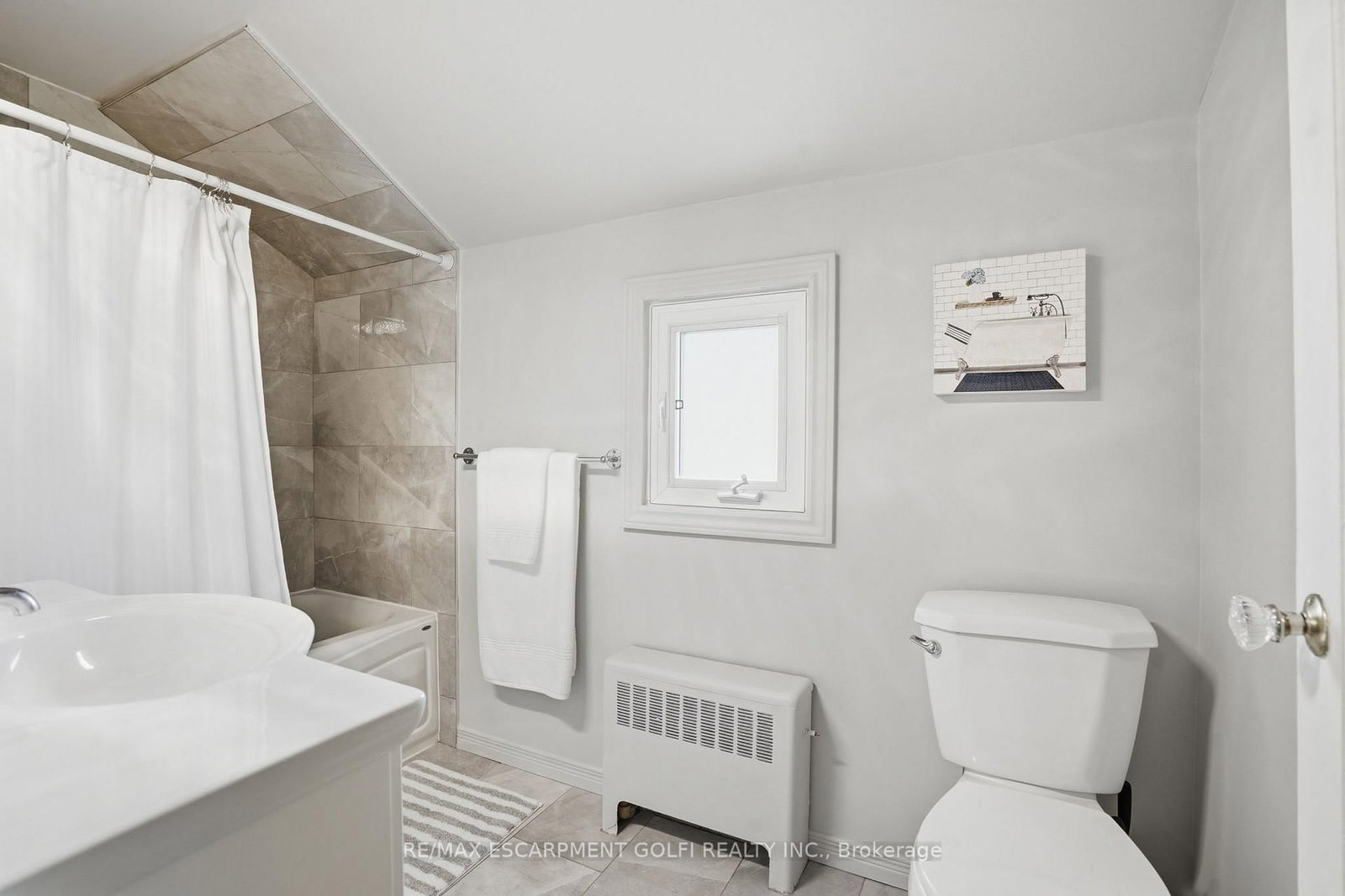 Detached House for sale at 30 Harold Avenue, Welland, Ontario, L3B 1J5 - Welland Downtown - MLS: X12998340