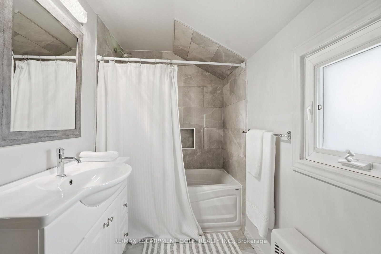 Detached House for sale at 30 Harold Avenue, Welland, Ontario, L3B 1J5 - Welland Downtown - MLS: X12998340