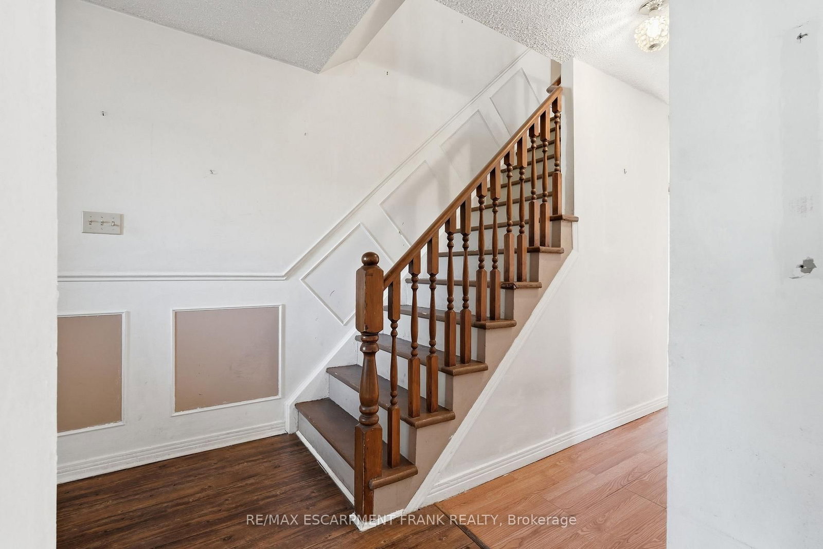 Detached House for sale at 471 KNIGHTSBRIDGE Crescent, Hamilton, Ontario, L9G 3S4 - Ancaster - MLS: X12998400