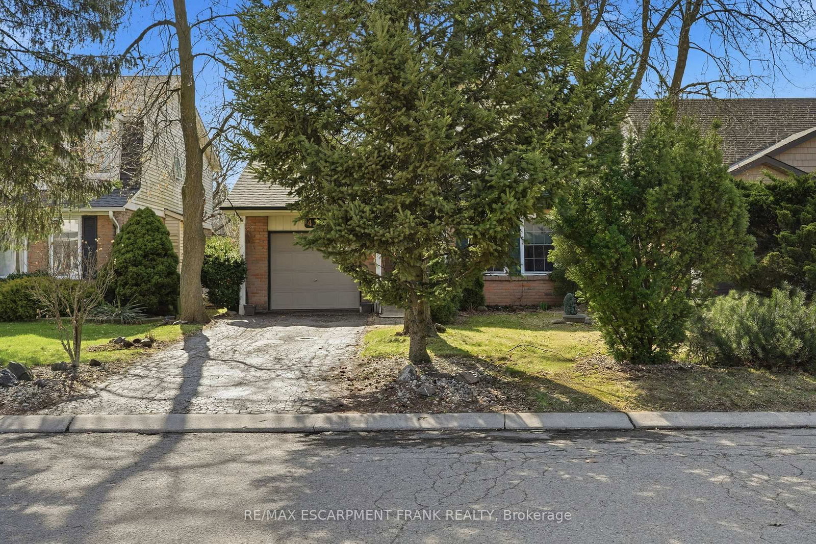 Detached House for sale at 471 KNIGHTSBRIDGE Crescent, Hamilton, Ontario, L9G 3S4 - Ancaster - MLS: X12998400