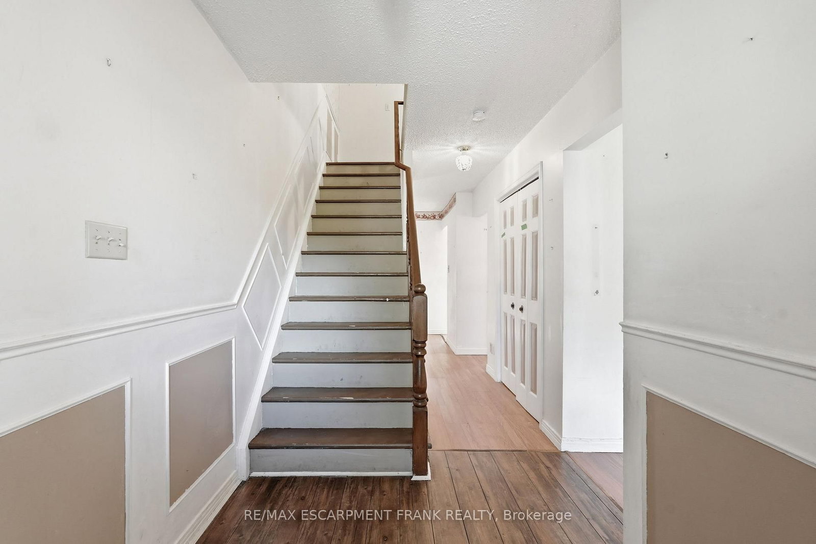 Detached House for sale at 471 KNIGHTSBRIDGE Crescent, Hamilton, Ontario, L9G 3S4 - Ancaster - MLS: X12998400